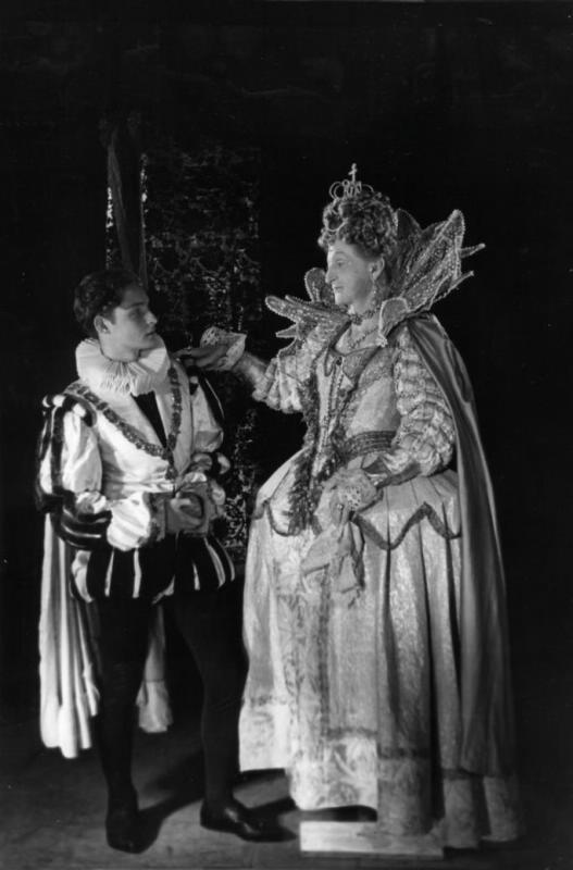 Фотопроба М.И. Ромма на роль королевы Елизаветы (неосуществленный замысел)