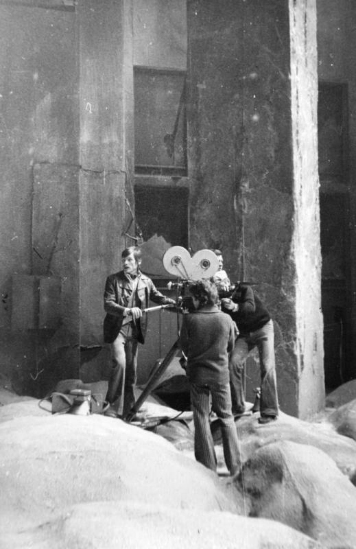 Рабочий момент съемок. Режиссер Андрей Тарковский в "комнате с барханами"