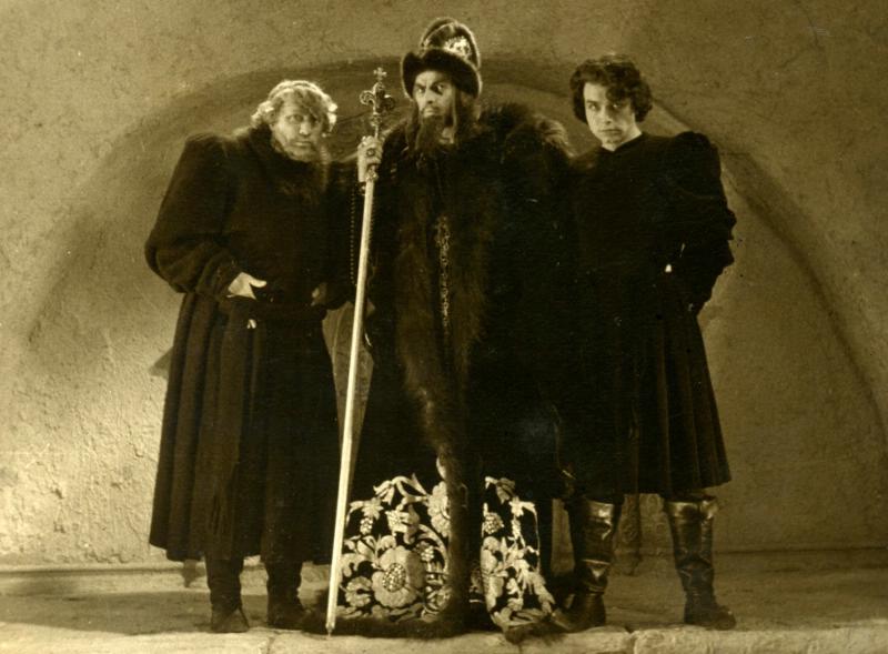 М.Жаров, Н.Черкасов, М.Кузнецов в игровых костюмах на съемочной площадке. (Фотография "на память")