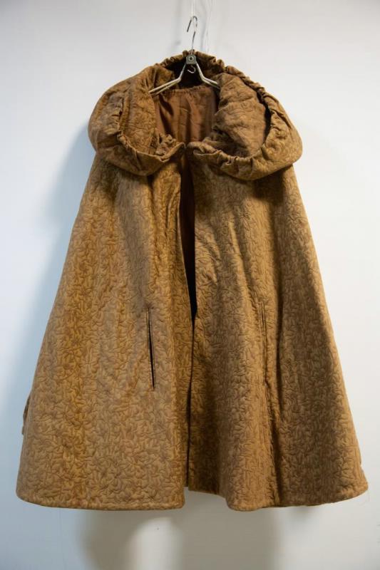 Пелерина утепленная с капюшоном