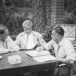 Режиссер Григорий Александров, драматурги братья Тур во время написания сценария