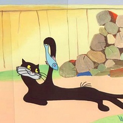 Котенок и черный кот с рыбой