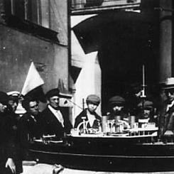 Съемочная группа фильма у макета корабля