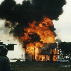 Рабочий момент съемок. Съемка сцены "Сжигание дома"