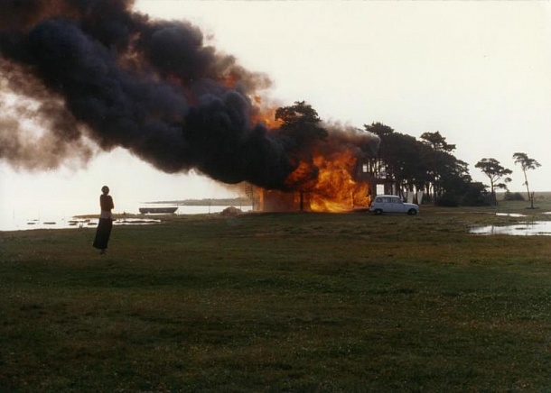 Рекламный материал. Г.Гисладоттир возле горящего дома