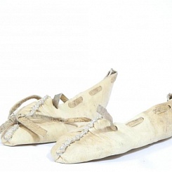 Постолы - крестьянская обувь XVIII в. (для массовых сцен)