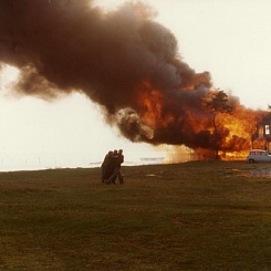 Рекламный материал. С.Флитвуд, Э.Юзефсон, С.Вольтер у горящего дома