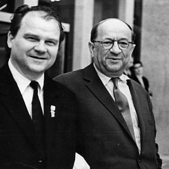 Режиссер Григорий Рошаль и композитор Тихон Хренников на Конгрессе в защиту мира