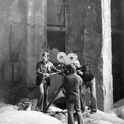 Рабочий момент съемок. Режиссер Андрей Тарковский в "комнате с барханами"