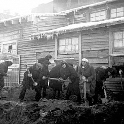 Съемочная группа фильма работает на воскреснике