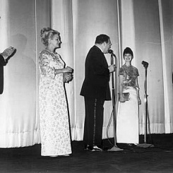 Сергей Бондарчук, Ирина Скобцева, Вечеслав Тихонов, Людмила Савельева на премьере фильма в "Гомон Паласе"