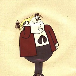 Режиссер (правой рукой придерживает стопку бумаг на голове)