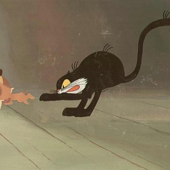 Черный кот преследует котенка