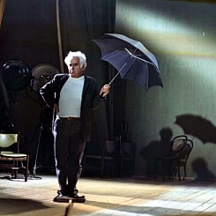 Режиссер А.Г. Зархи на съемках в павильоне